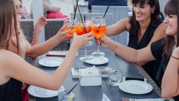 Вечеринка девушек в ресторане в Одессе с видом на море