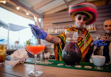 бармен у пончо - тематична парубоцька вечірка Одеса